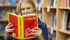 Čtěnářka s knihou J.K. Rowlingové The Casual Vacancy (Prázdné místo)