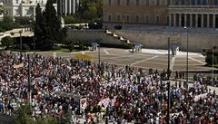 Generální stávka v ecku: píznivci komunistické strany pochodují k parlamentu.