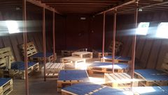 D�ev�né palety slou�í jako provizorní nábytek i v podpalubí.