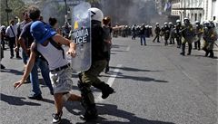 OBRAZEM: ekov protestovali v ulicch, vzduchem ltaly zpaln lahve