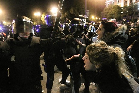 Bhem demonstrací proti vládním krtm v Madridu se stetli demonstranti s policisty.
