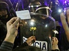 Lidé ukazovali policistm kvtiny jako symbol míru.
