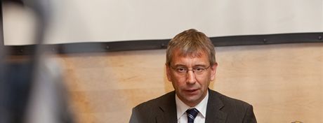 Drábek jako důvod své rezignace uvedl rozhodnutí soudu, který poslal jeho exnáměstka Vladimíra Šišku do vazby kvůli údajnému podplácení.