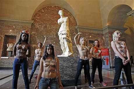 Aktivistky se svlékly v Louvru na podporu znásilnné Tunisanky