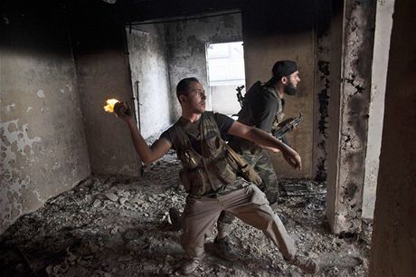 Rebelové v Aleppu házejí zápalné láhve po syrské armád. 