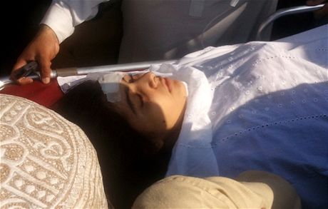 Ozbrojenci Malalaj zasáhli do hlavy a do krku.