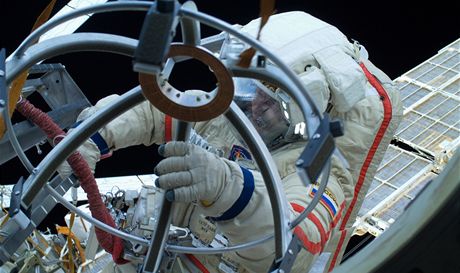 Ruský astronaut pi práci v oteveném vesmíru.
