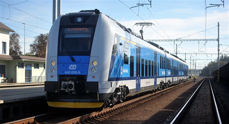Cestující na trati z Jarome do Hradce Králové a Pardubic se mohli 26. záí poprvé svézt novým vlakem eské výroby RegioPanter.