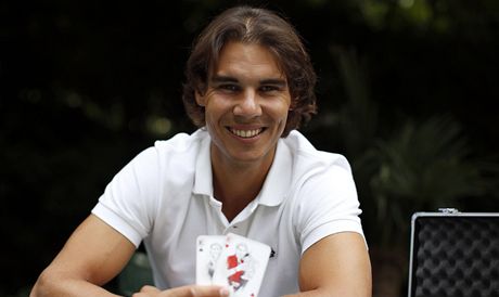 panlský tenista Rafael Nadal s kartami, na kterých je vyobrazeno jedenáct jeho grandslamových triumf