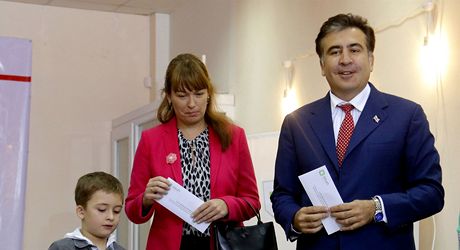 Michail Saakavili s manelkou a synem ve volební místnosti