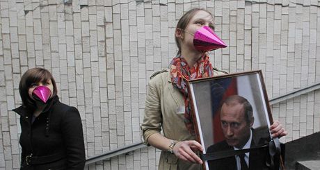 Opozin happening k narozeninm prezidenta Vladimira Putina skonil v Moskv a v Petrohrad zatknm.