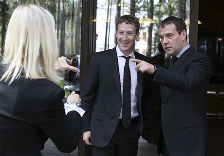 Premir Dmitry Medvedev a zakladatel Facebooku Mark Zuckerberg se seli v Moskv. 