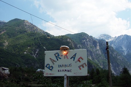 Reklamní pouta ve vesnici Thethi v Albánii. Osvtlení: dva kabely napojené na dráty elektrického vedení a árovka