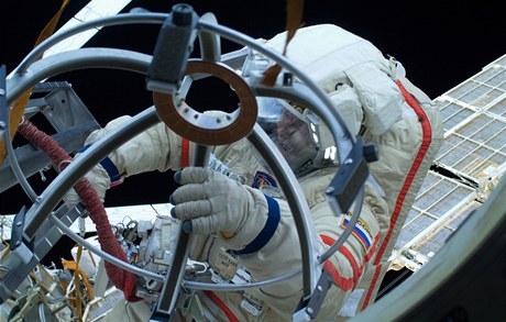 Ruský astronaut při práci v otevřeném vesmíru.
