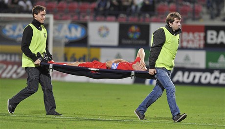 Sigma Olomouc - FC Zbrojovka Brno. Kapitán Brna Petr vancara je odnáen z hit na nosítkách