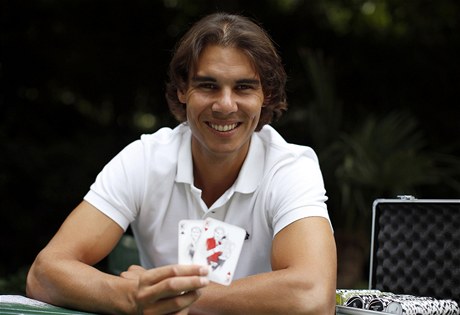 Španělský tenista Rafael Nadal s kartami, na kterých je vyobrazeno jedenáct jeho grandslamových triumfů