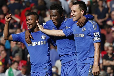 Fotbalisté Chelsea (zleva) Ashley Cole, John Obi Mikel a John Terry