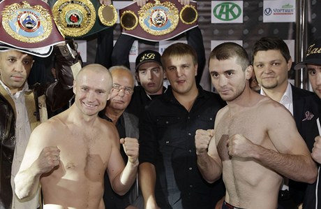 Ruský boxer Zaurbek Bajsangurov (vpravo) a ech Lukás Konený 