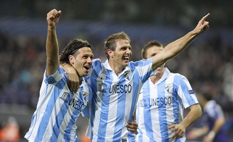 Fotbalisté Málagy Joaquin (vpravo) a Martin Demichelis se radují z branky
