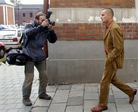 1. října 2004. Dalík právě opustil celu předběžného zadržení. S lobbistou Janem Večerkem byl obviněn z podplácení unionistického poslance Zdeňka Kořistky. 