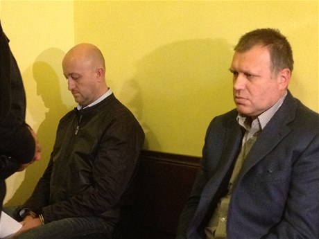Milan Hojer (vlevo) a Vladimír ika ekají na soud, který rozhodne, zda na n uvalí vazbu.