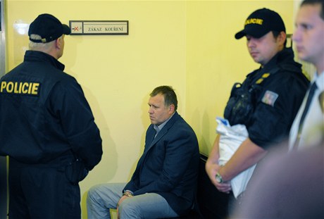 Odvolaný první náměstek ministra práce a sociálních věcí Vladimír Šiška 3. října dopoledne v chodbě Obvodního soudu pro Prahu 2.