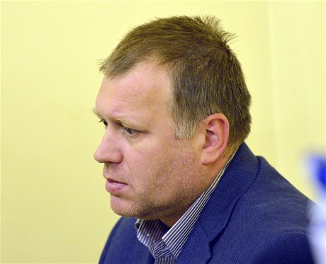 Odvolaný první náměstek ministra práce a sociálních věcí Vladimír Šiška 3. října dopoledne v chodbě Obvodního soudu pro Prahu 2.