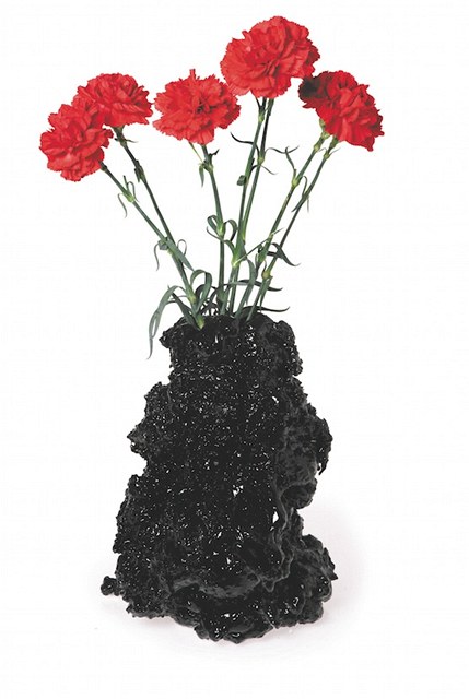 Váza Chapapote designéra Clareta vyrobená z ropných derivát.