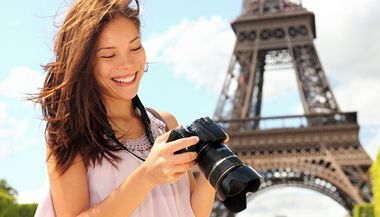 Turistka před Eiffelovou věží v Paříži (ilustrační foto)