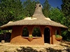 Domky ve vesnici Omaya pipomínají stavby ze slavného Hobitína.