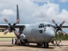 Herkules C-130 srílanského vojenského letectva, který do Prahy piveze ob slonice. 