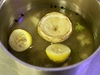 Artyoky pak povaíme v osolené vody s pár strouky esneku, tymiánem, plátky citronu a kapkou olivového oleje.