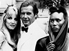 Roger Moore jako agent James Bond, Tanya Robertsová a Grace Jonesová.