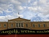 "Angelo, nebre." Banner ped eckým parlamentem.