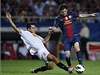 Hvzdný fotbalista Barcelony Lionel Messi a Emir Spahi ze Sevilly