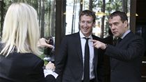 Premir Dmitry Medvedev a zakladatel Facebooku Mark Zuckerberg se seli v Moskv. 