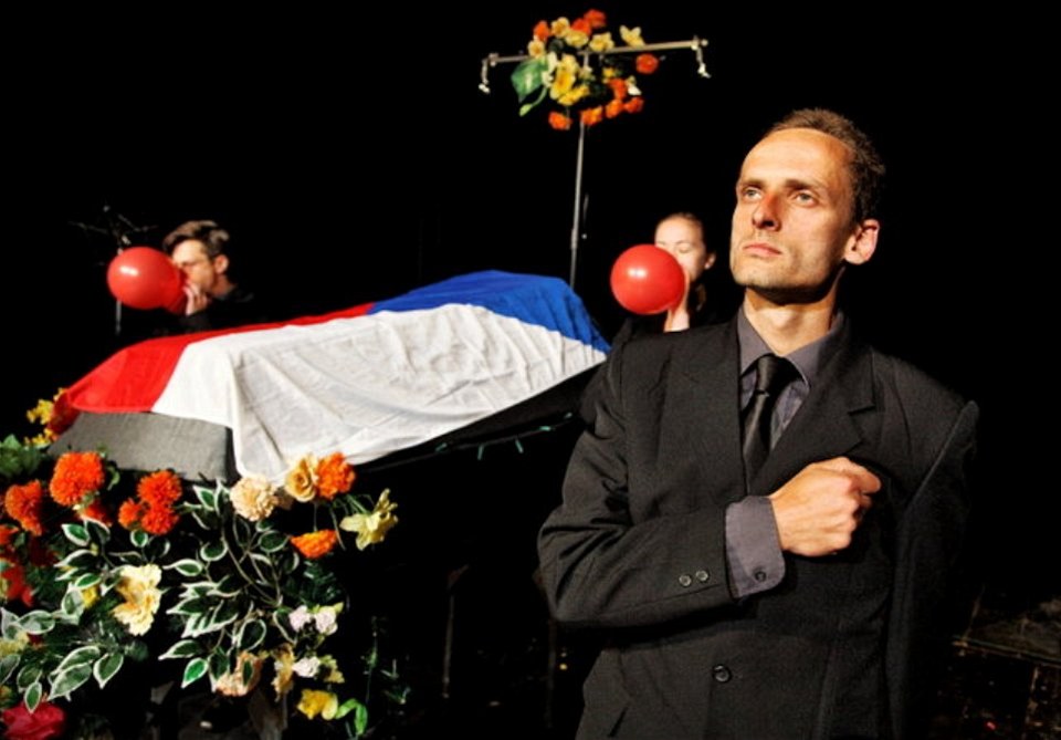 Divadlo Feste : Poh�bívání