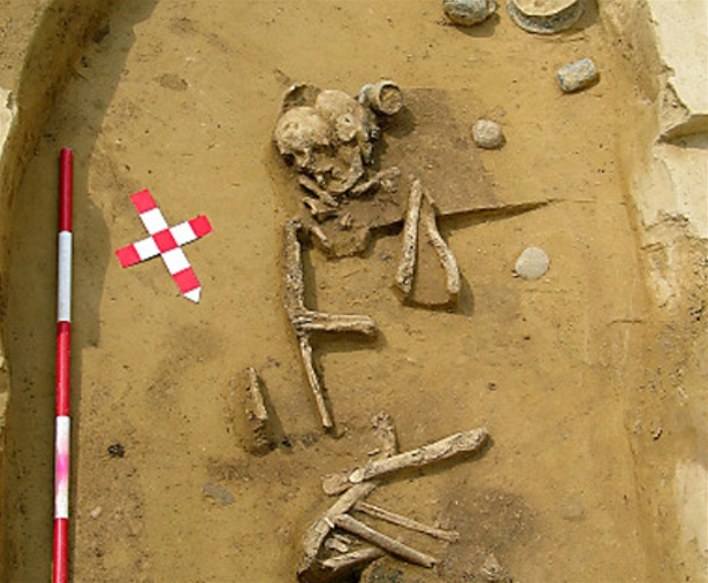 V Rakousku nedalo �eských hranic na�li archeologové kostru �eny z doby bronzové, která zpracovávala kov