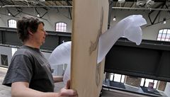 Petr Nikl p�i p�íprav� expozice v brn�nské Wannieck Gallery