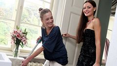 Tereza Chlebovsk� a Kristina Li�ka Bokov� p�i nat��en�.