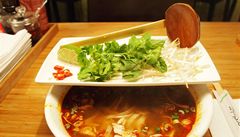 Vietnamská polévka pho, dopln�ná limetkou, chilli papri�kami, bambusovými výhonky a �erstvými bylinkami.
