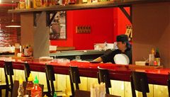 Interiér bister Pho v Anglii.