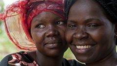 Mezi d�tskými vojáky jsou i dívky, Uganda.