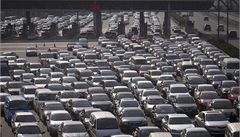 Čína prominula poplatky na dálnicích, proměnily se v parkoviště 