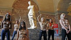 Aktivistky z Femen šokovaly turisty v Paříži. Svlékly se v Louvru