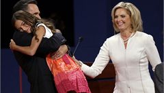 Mitt Romney se enou Ann a jejich vnukou. Pi amerických volbách je bné, e kandidáty doprovázejí na pedvolebních cestách jejich nejblií.