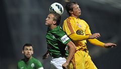 Baumit Jablonec - Dukla Praha. Jan Kopic z Jablonce a Tomá� Borek (vpravo) z Dukly