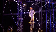 Stroj nad�lá velký hluk, proto má David Blaine v u�ích sluchátka, kde zárove� sly�í spolupracovníky i diváky.