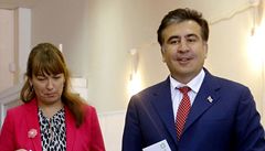 Michail Saakavili s manelkou a synem ve volební místnosti