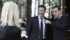 Premiér Dmitry Medvedev a zakladatel Facebooku Mark Zuckerberg se seli v Moskv. 